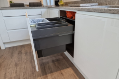 Strada-Gloss-White-Pull-Out-Waste-Bin-600mm